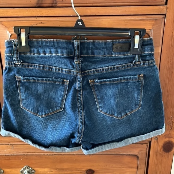 STS Blue Women’s roll up blue jean shorts, size 0. - Picture 4 of 9